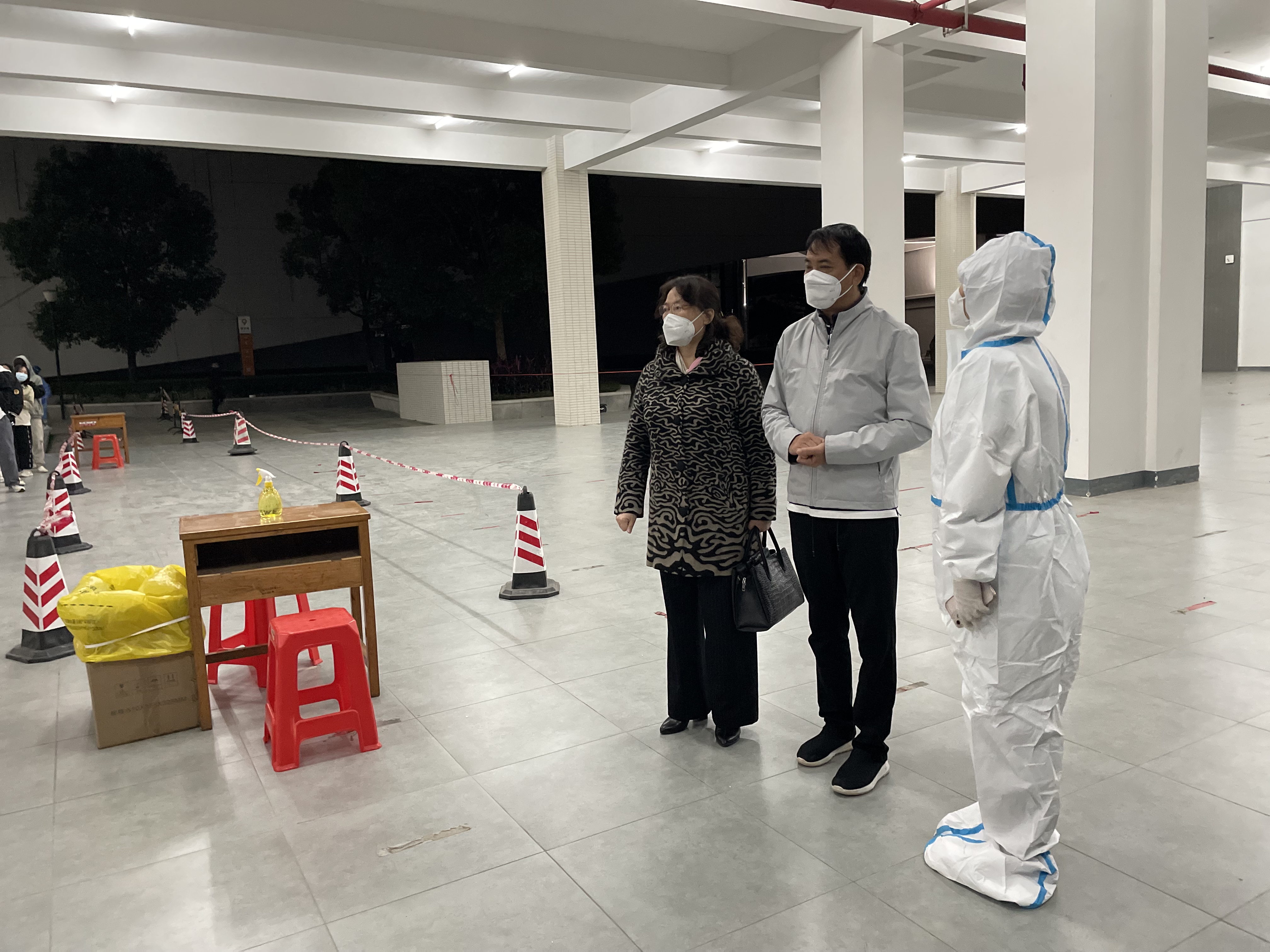 学校董事长和副校长程玮深夜到核酸采样现场指导工作.jpg 学校董事长和副校长程玮深夜到核酸采样现场指导工作.jpg