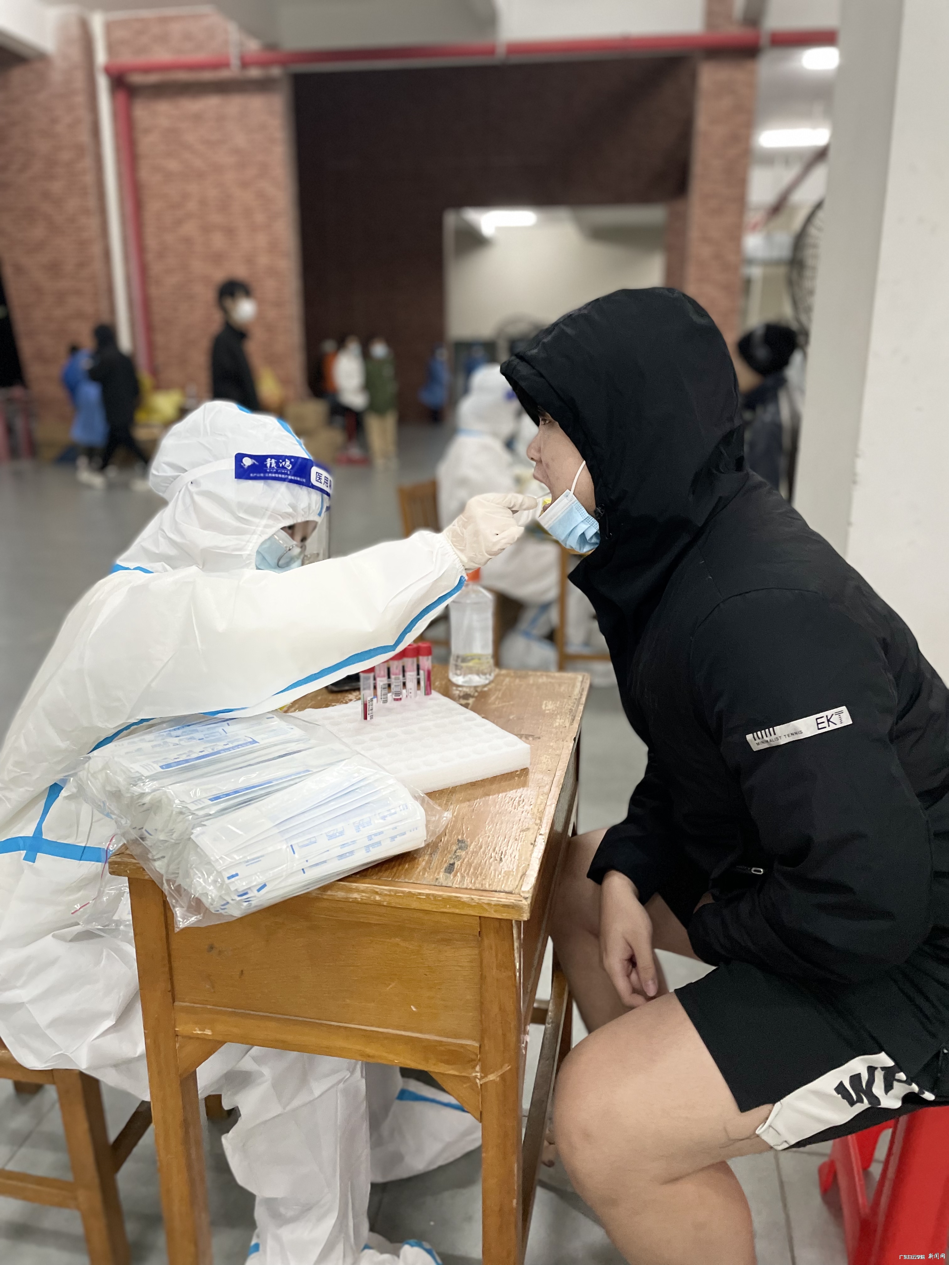 教职工大白为学生采样.jpg 教职工大白为学生采样.jpg