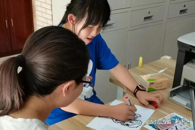 团队成员陈丽萍同学教小朋友填色绘画.png 团队成员陈丽萍同学教小朋友填色绘画.png