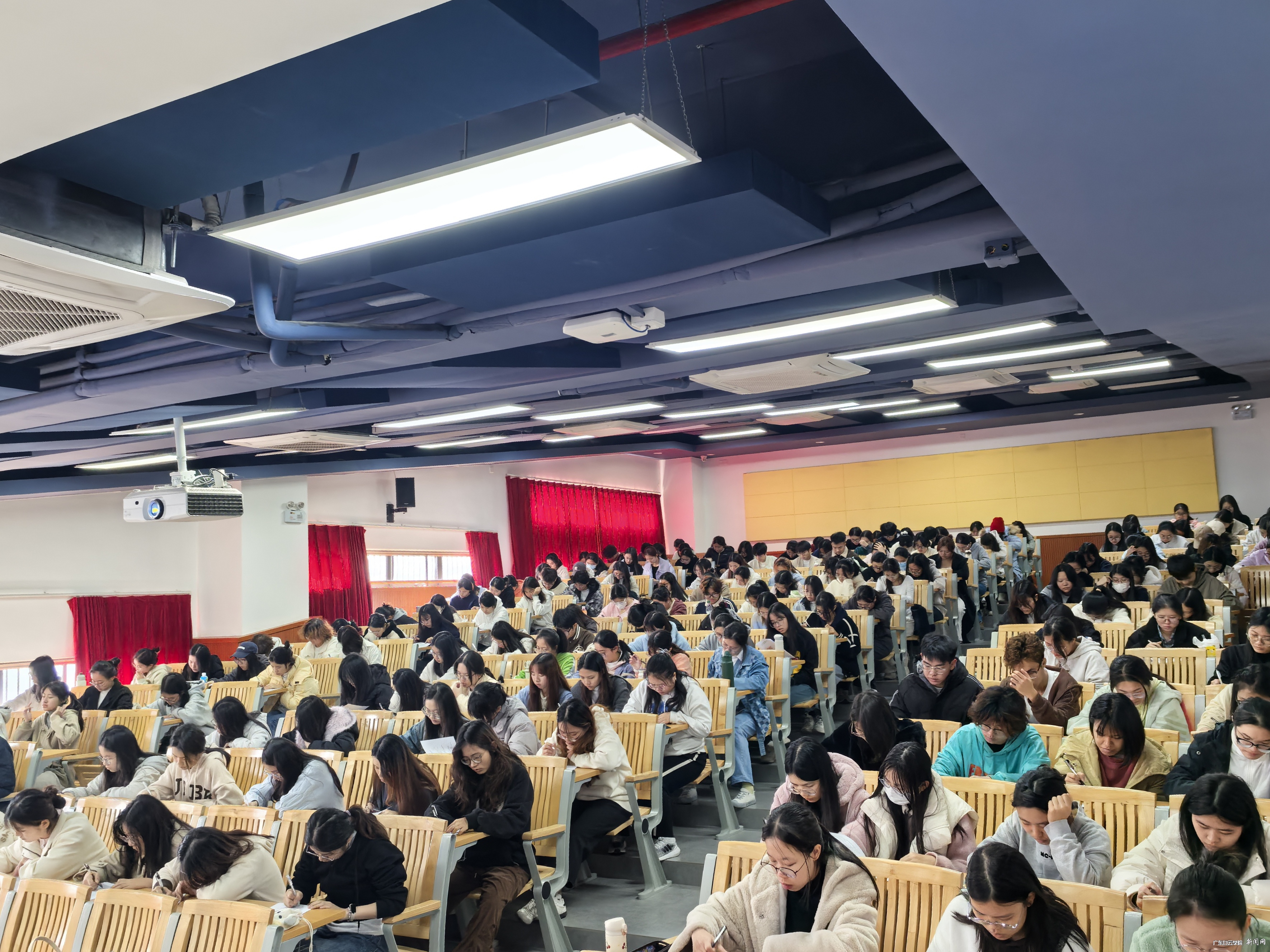 北校区笔试现场.jpg 北校区笔试现场.jpg