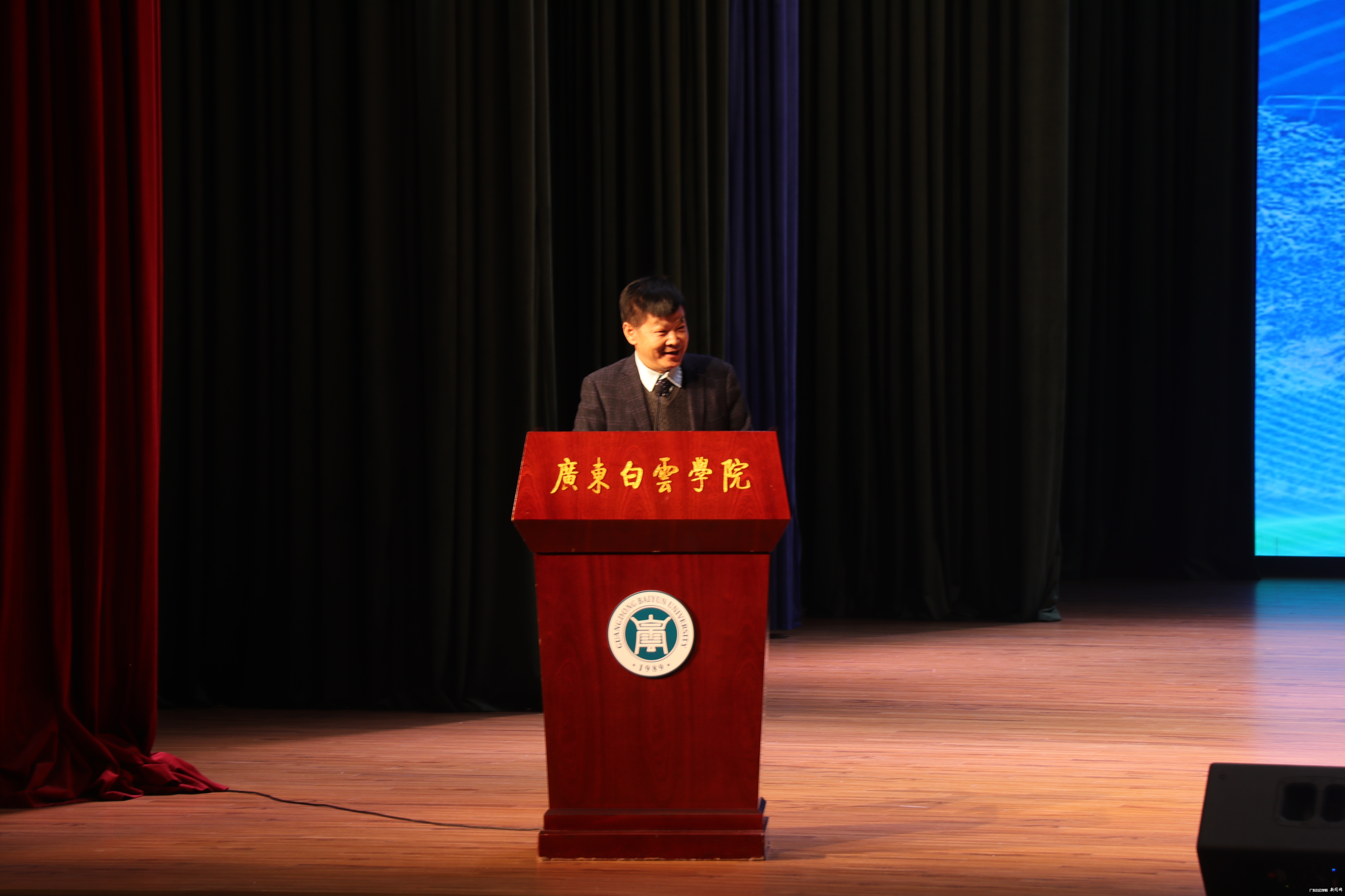 副校长肖军田宣读表彰决定.JPG 副校长肖军田宣读表彰决定.JPG