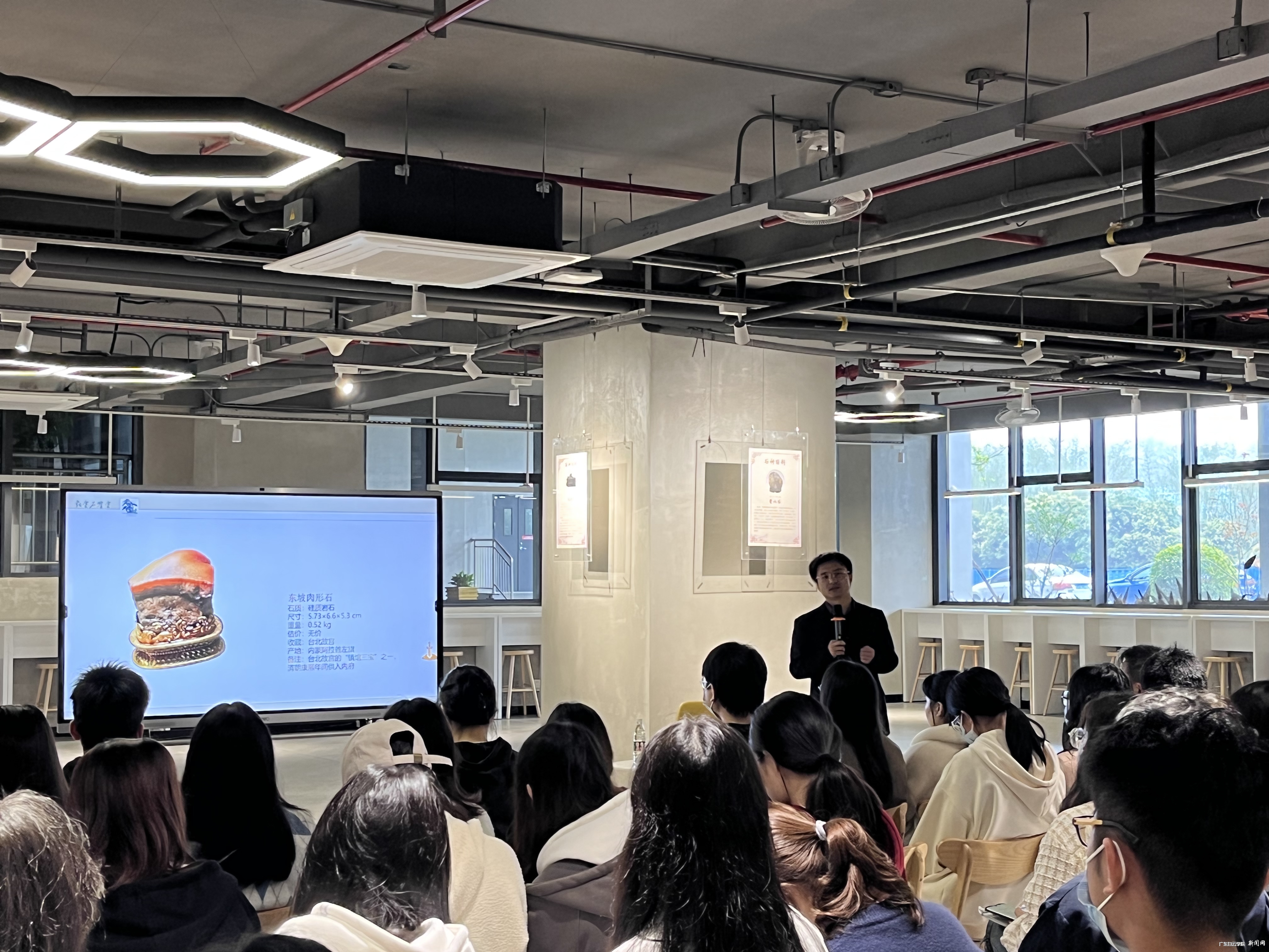 1.北校区美术奇石馆讲座现场(2).jpg 1.北校区美术奇石馆讲座现场(2).jpg