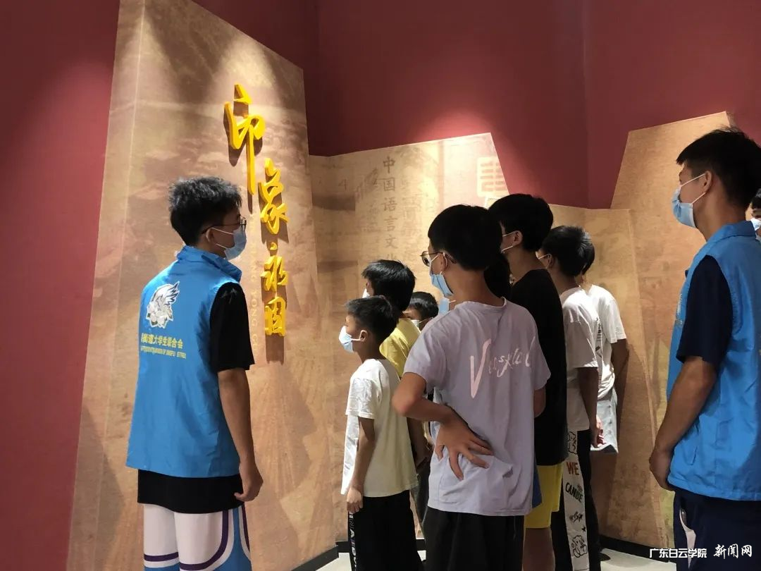 教育团的成员为小学员们讲述党史故事.png 教育团的成员为小学员们讲述党史故事.png